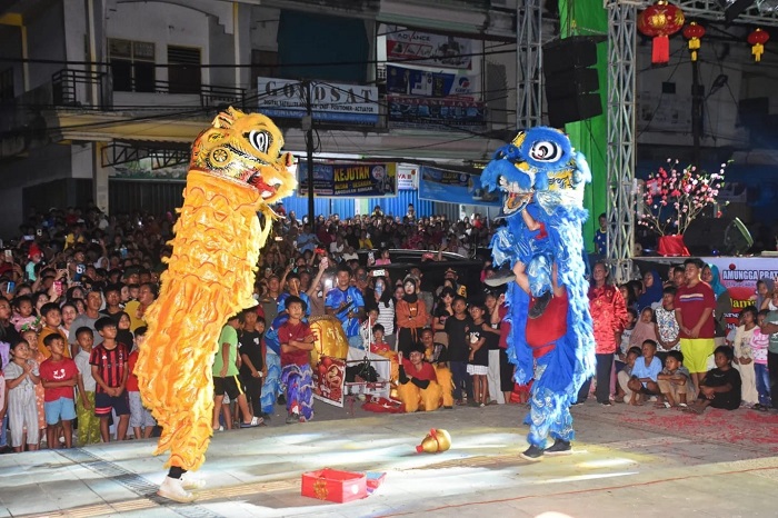 MERIAH : Suasana meriah malam Cap Go Meh sekaligus penutupan tahun baru Imlek 2576 yang digelar di Waterfront Sintang pada Selasa (11/2) malam.