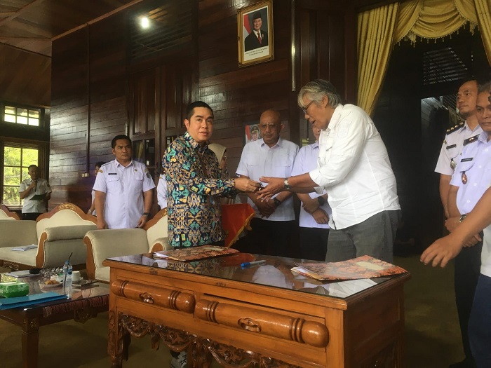 KUNCI : Balai Prasarana Permukiman Wilayah Kalimantan Barat ketika menyerahkan kunci Rumah Betang Ensaid Panjang kepada Bupati Kabupaten Sintang Jarot Winarno.