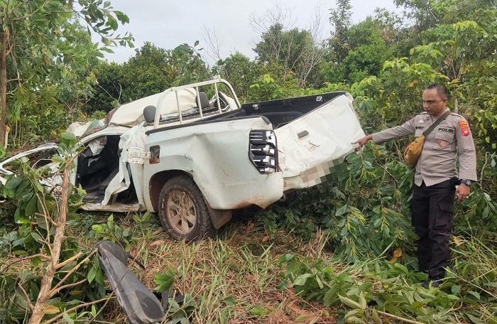 RINGSEK: Mobil bak terbuka yang mengalami kecelakaan tunggal pada Rabu (12/2) di Matan Hilir Selatan mengalami rusak parah.