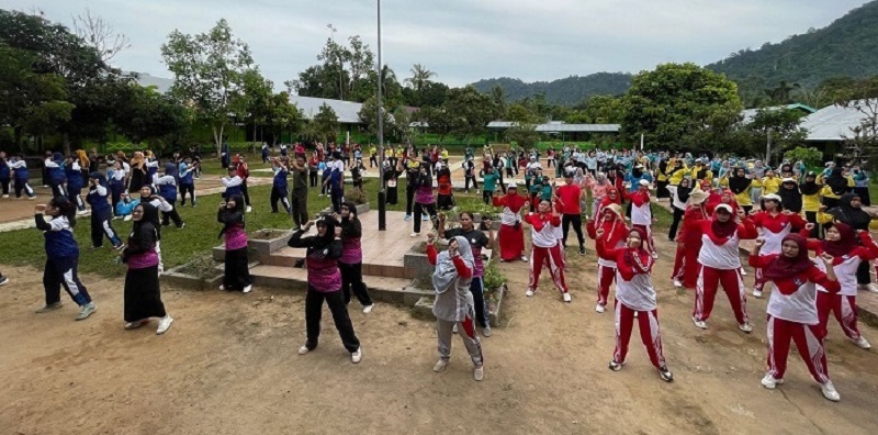 GURU: Ratusan peserta dari kalangan guru dan lainnya berpartisipasi dalam acara jalan santai dan senam sehat.
