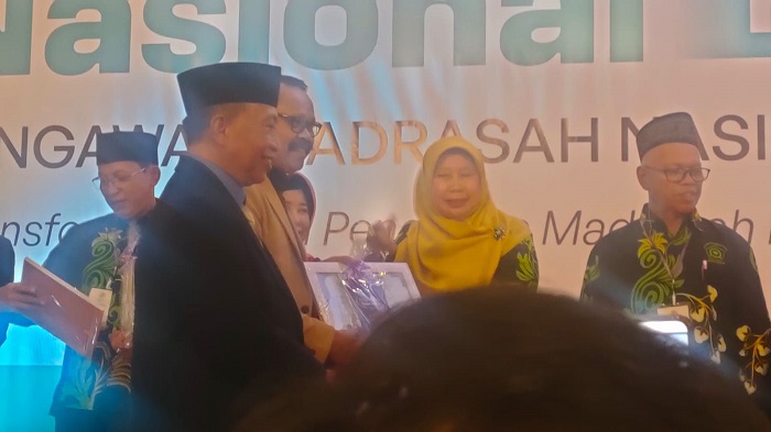 PENGHARGAAN: Lina Herlina saat menerima penghargaan pada ajang Silatnas 2025.