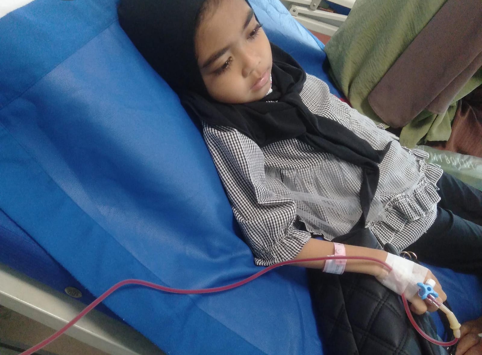 TRANSFUSI: Rara sedang menjalani transfusi saat rawat jalan di RSCM Jakarta.