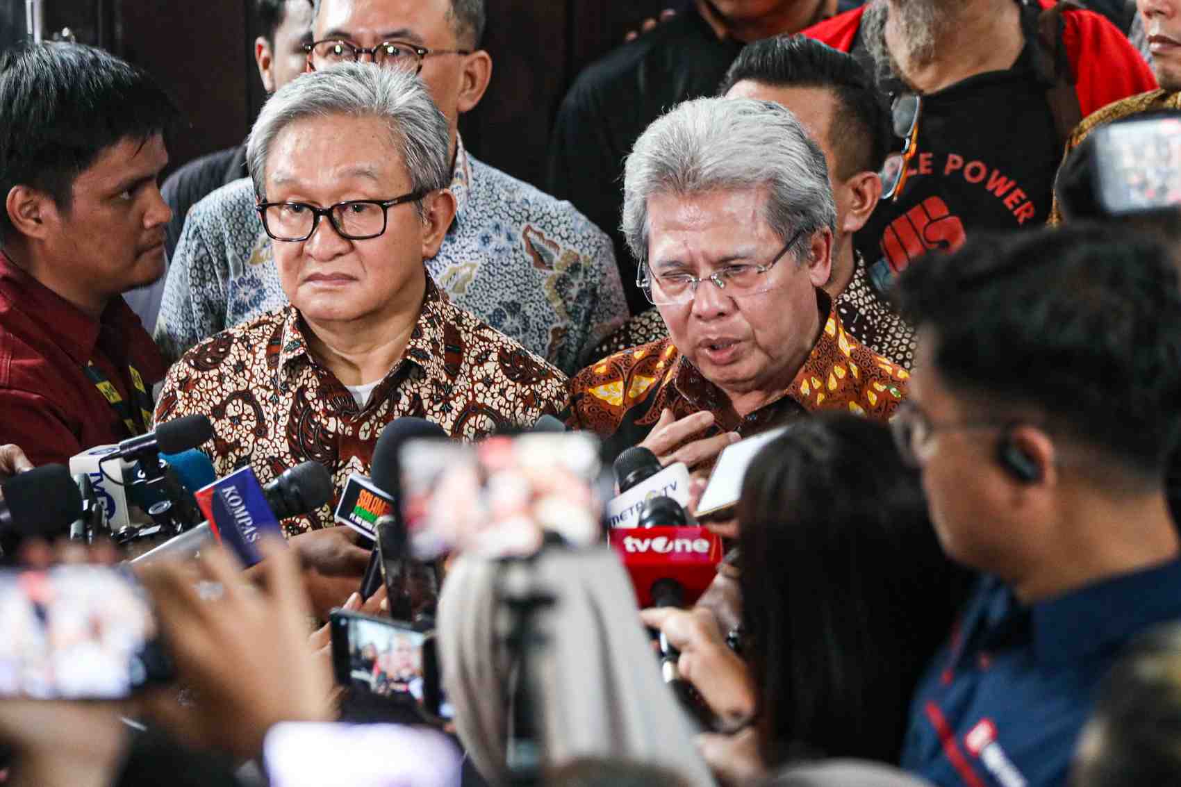 KECEWA: Todung Mulya Lubis (kanan) dan Maqdir Ismail, Kuasa Hukum Sekjen PDIP Hasto Kristiyanto memberikan keterangan usai mengikuti sidang putusan praperadilan di PN  Jakarta Selatan, Kamis (13/2).