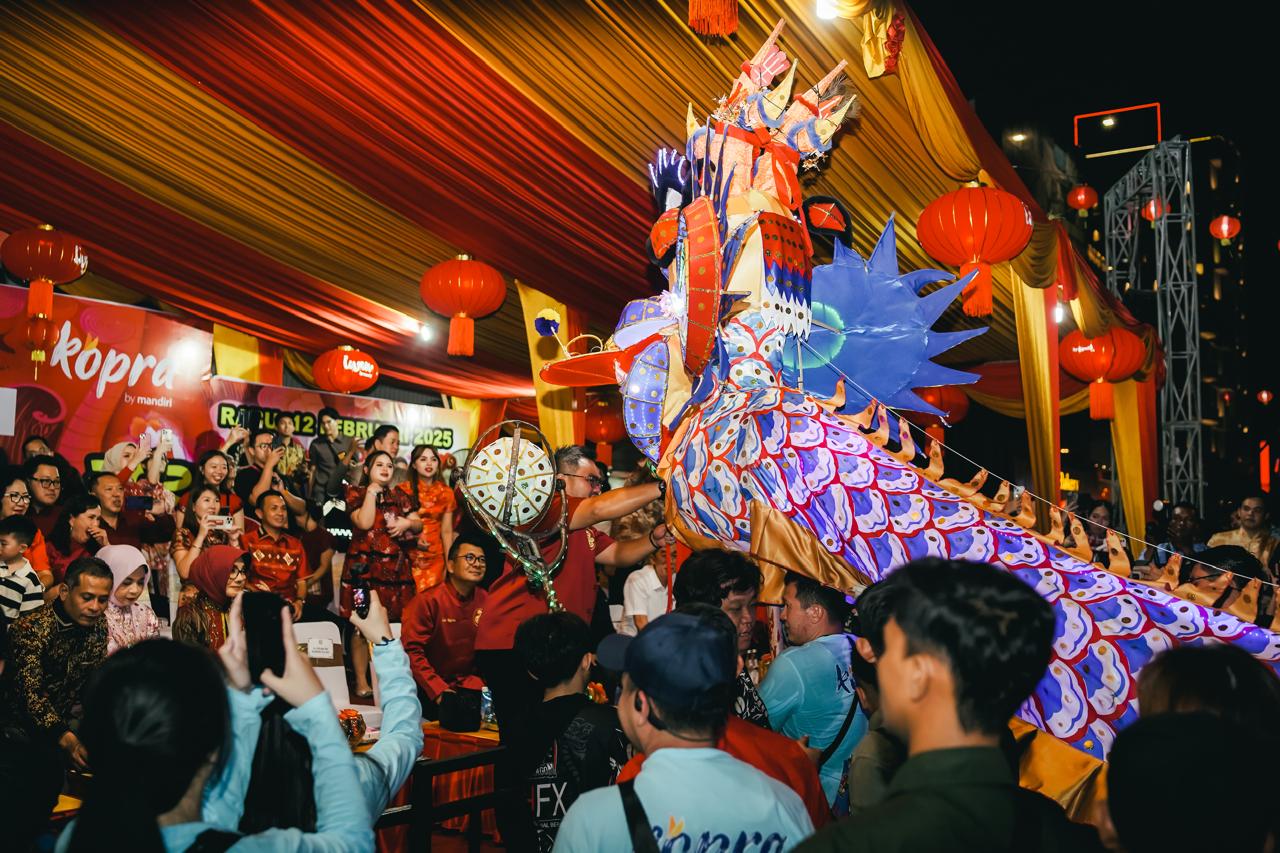 KARNAVAL: Replika naga dari Vois Dragon Sport di malam Karnaval Naga Bersinar, Rabu (12/2).