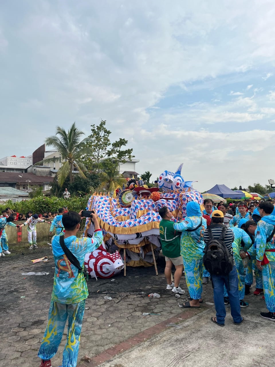 KEMBALI KE NIRWANA: Proses Pembakaran replika naga dari Vois Dragon Sport, Kamis (13/2).