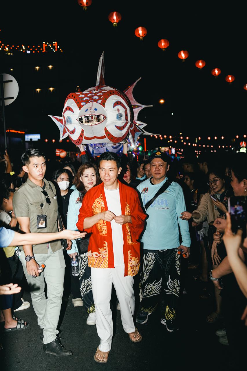 HADIR: Ketua Vois Dragon Sport yang juga Anggota DPRD Kota Pontianak, Yandi, hadir di malam Karnaval Naga Bersinar, Rabu (12/2).
