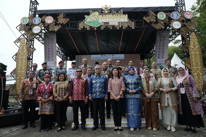 HADIRI PUNCAK ACARA: Pj Bupati Kayong Utara, Alfian, hadiri Puncak Launching Calendar of Events Kalbar dan Saprahan Khatulistiwa 2025 di Pontianak.