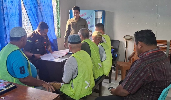 LIMPAHKAN: Lima tersangka penggelapan dana koperasi perkebunan kepala sawit dilimpahkan ke JPU, Selasa (11/2) kemarin.