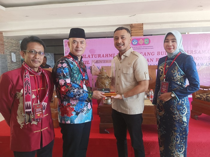 PENGHARGAAN: Kepala Dinas Pendidikan dan Kebudayaan, Asmadi, menyerahkan cinderamata kepada Wakil Menteri Kebudayaan RI, Giring Ganesha, di Kampung Batu Villa dan Resto, Singkawang, Rabu (12/2/2025).