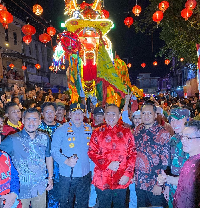 CAP GO MEH: Bupati dan Wabup Ketapang terpilih, Alexander Wilyo dan Jamhuri Amir, menghadiri acara Cap Go Meh di Kelenteng Tua Pekong, Rabu (12/2) malam.