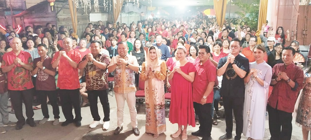 Bupati Melawi H. Dadi Sunarya Usfa Yursa ( tengah ) bersama dengan panitia Cap Go Meh dan masyarakat Melawi dalam perayaan Cap Go Meh di halaman Gedung MABT, Rabu ( 12/2) malam.