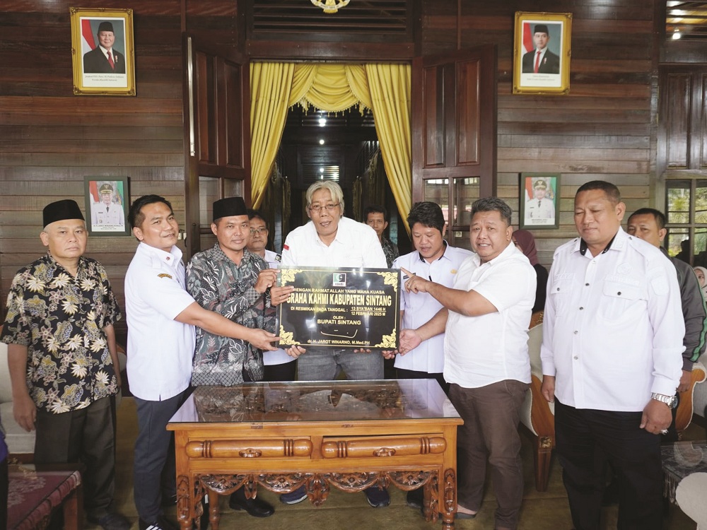 RESMI : Bupati Kabupaten Sintang Jarot Winarno ketika meresmikan gedung KAHMI.