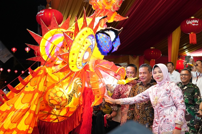 SAKSIKAN: Pj. Ketua TP-PKK Kalbar Windy Prihastari Harisson yang juga Kepala Dinas Kepemudaan Olahraga dan Pariwisata Provinsi Kalimantan Barat ikut menyaksikan Karnaval Naga Bersinar, (12/2).