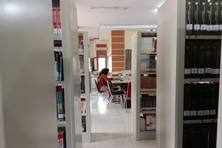 Seorang pengunjung sedang belajar di Perpustakaan Daerah, di Pontianak, Kalimantan Barat, Jumat siang (4/10/2024).