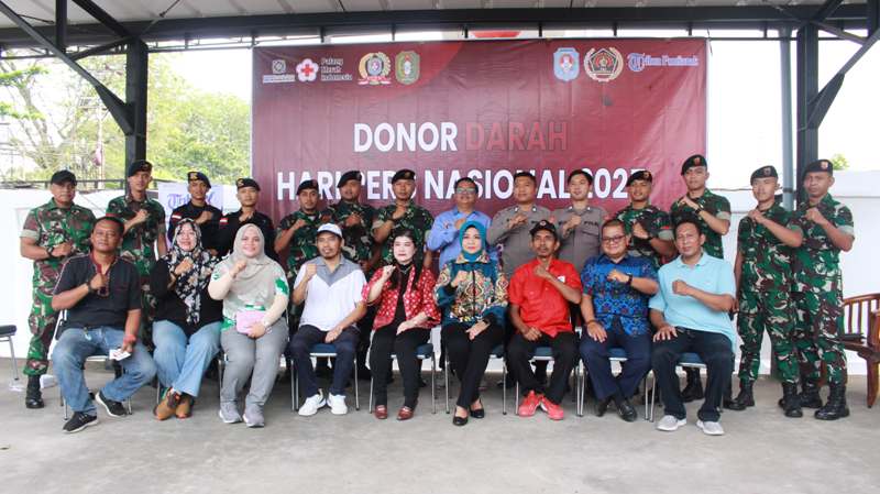 PWI Kalbar menggelar donor darah memeringati Hari Pers Nasional.