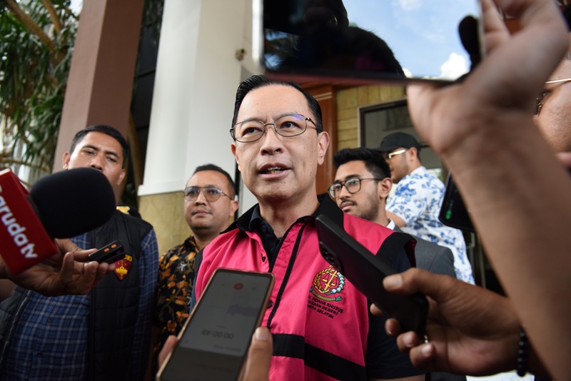 Mantan Menteri Perdagangan Thomas Trikasih Lembong atau Tom Lembong memberikan keterangan kepada wartawan saat pelimpahan berkas perkara dan penyerahan tersangka kasus korupsi importasi gula.