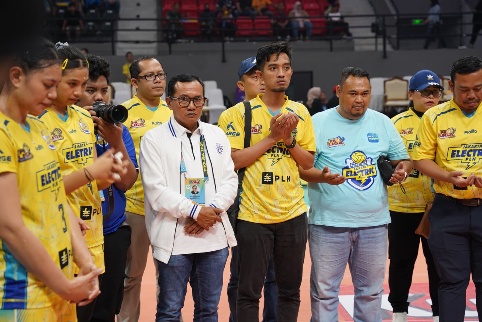 Sekretaris Perusahaan PT PLN (Persero), Alois Wisnuhardana (jaket putih) hadir memberikan semangat kepada para pemain Jakarta Elektrik PLN di Gor Terpadu Ayani Pontianak.