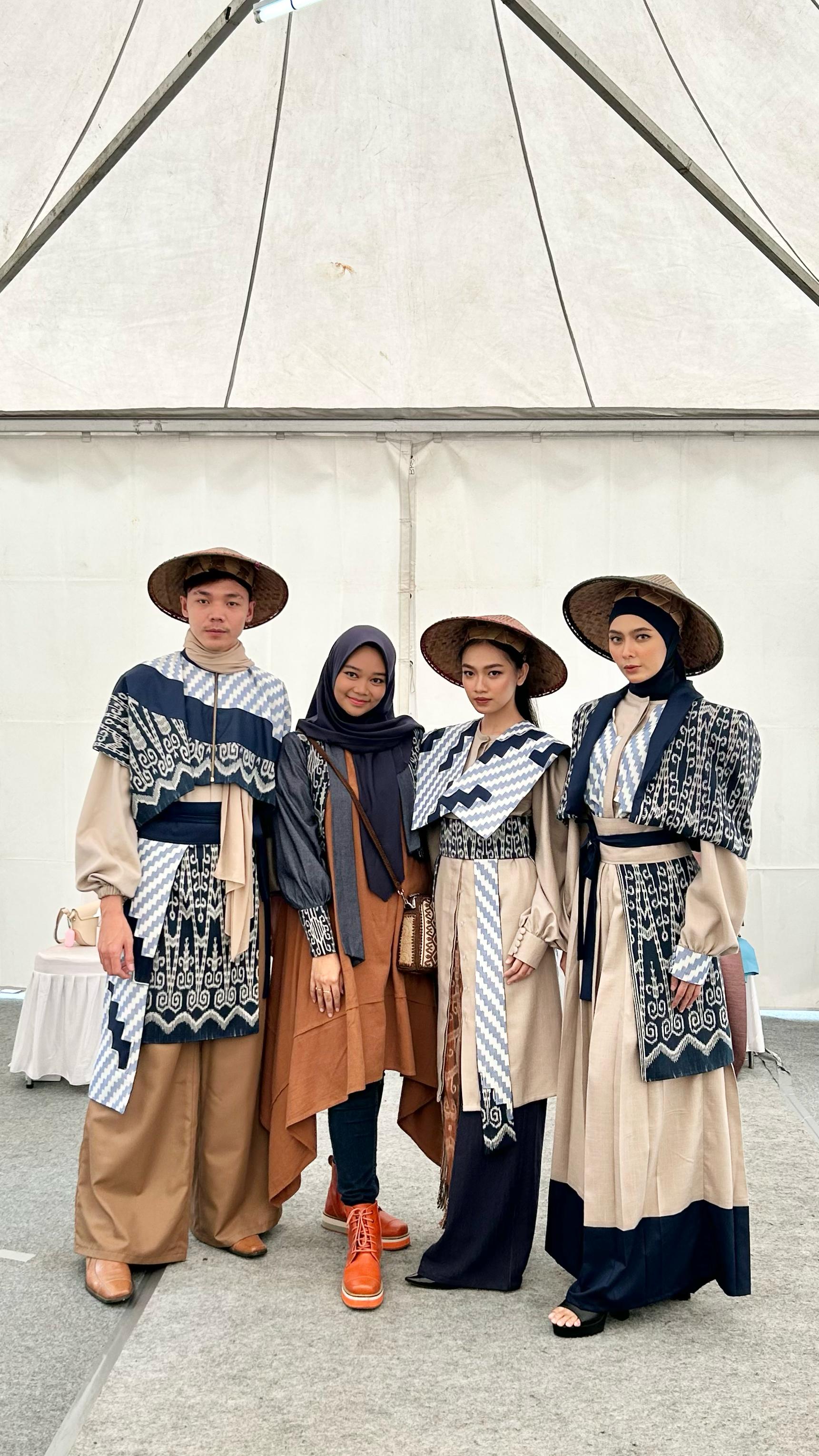 Pemilik brand fashion Begayabyta, Tione Afifaya Dumamika (dua kiri) bersama model yang menggunakan pakaian hasil rancangannya yang telah diberikan sentuhan lokal wastra Kalbar.