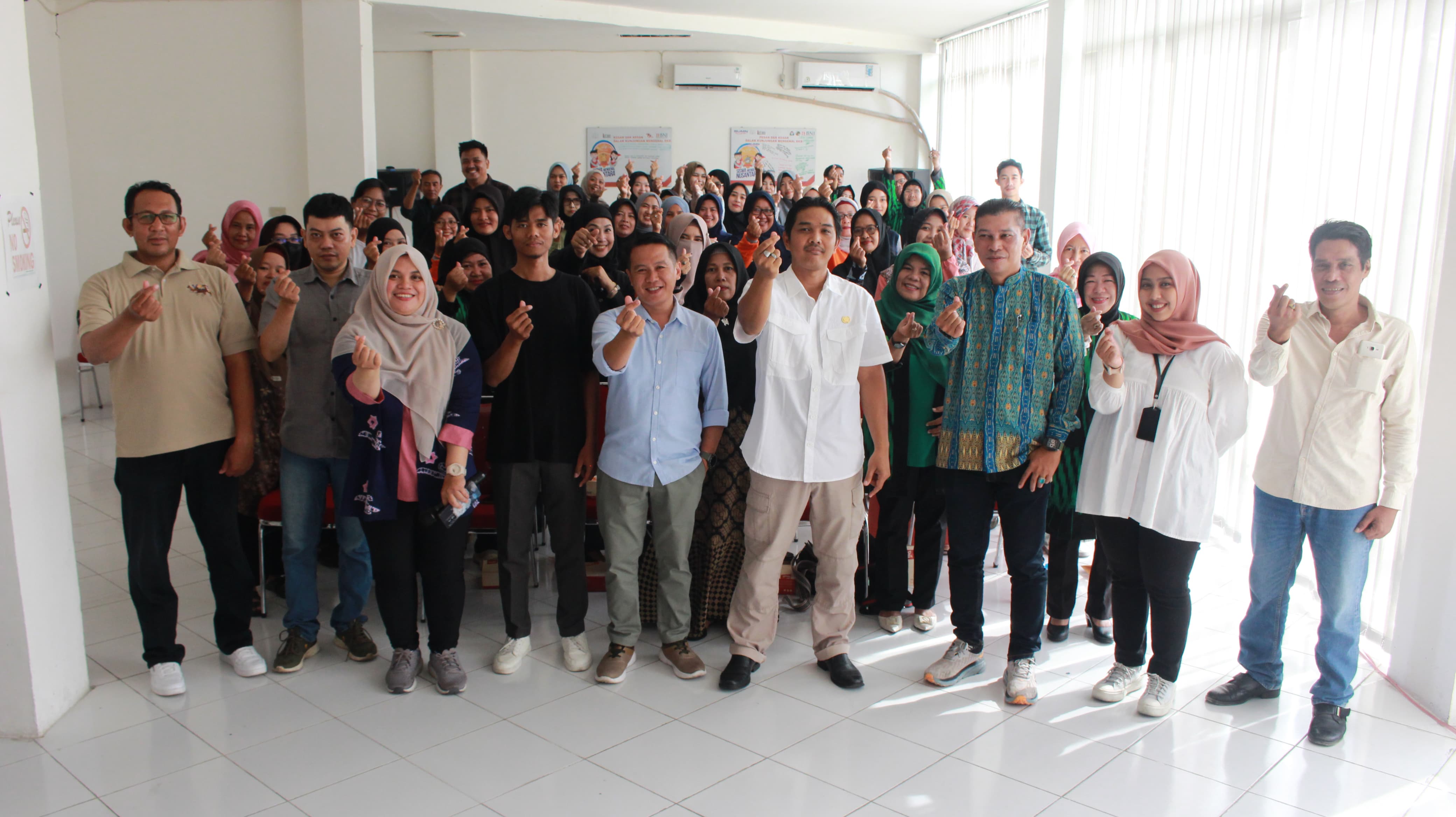 DIABADIKAN: panitia, para peserta dan pembicara pelatihan berfoto bersama.