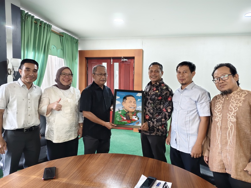 CENDERA MATA: Pj Wali Kota Pontianak Edi Suryanto menerima cendera mata dari jajaran manajemen Pontianak Post.
