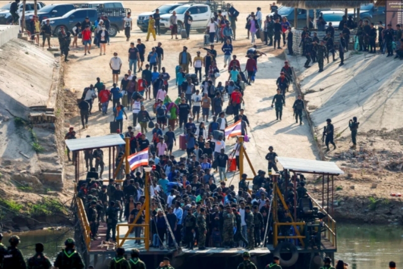 Sejumlah korban sindikat perdagangan manusia (TPPO) dari berbagai negara yang dijebak dan dipaksa bekerja di Myanmar saat akan menyeberangi sungai menuju perbatasan Thailand.