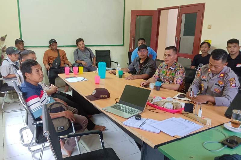 Polsek Seluas Hadiri Mediasi Pembahasan Pemortalan Afdeling di Dusun Sei Biang Desa Bengkawan Kabupaten Bengkayang, Kamis (13/2/2025).
