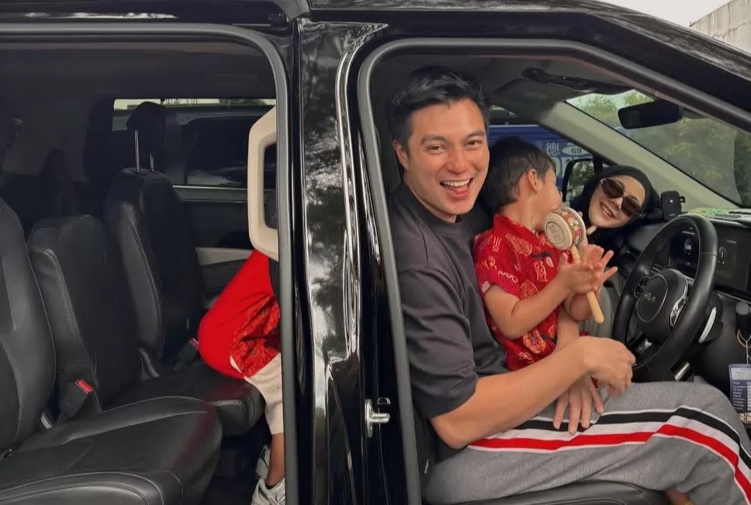 Paula Verhoeven bersama Baim Wong dan kedua anaknya.