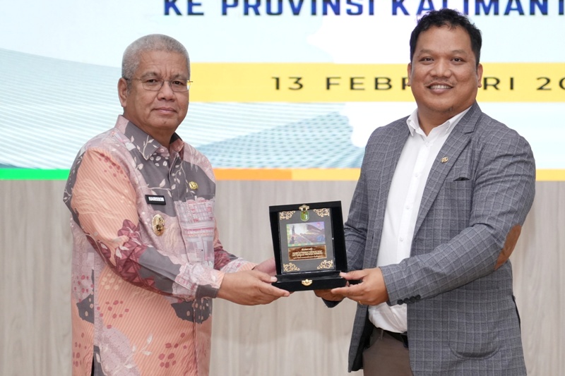Pj Gubernur Kalimantan Barat Harisson menyerahkan plakat saat menerima Kunjungan Kerja Spesifik Komisi II DPR RI.