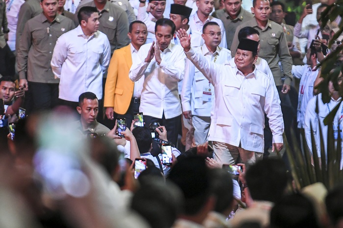 Presiden Prabowo Subianto (kanan) yang juga Ketua Umum Partai Gerindra bersama Presiden ke-7 Joko Widodo (ketiga kanan) dan Ketua Harian DPP Partai Gerindra Sufmi Dasco Ahmad (kedua kanan) menghadiri perayaan HUT ke-17 Partai Gerindra di Sentul Internatio