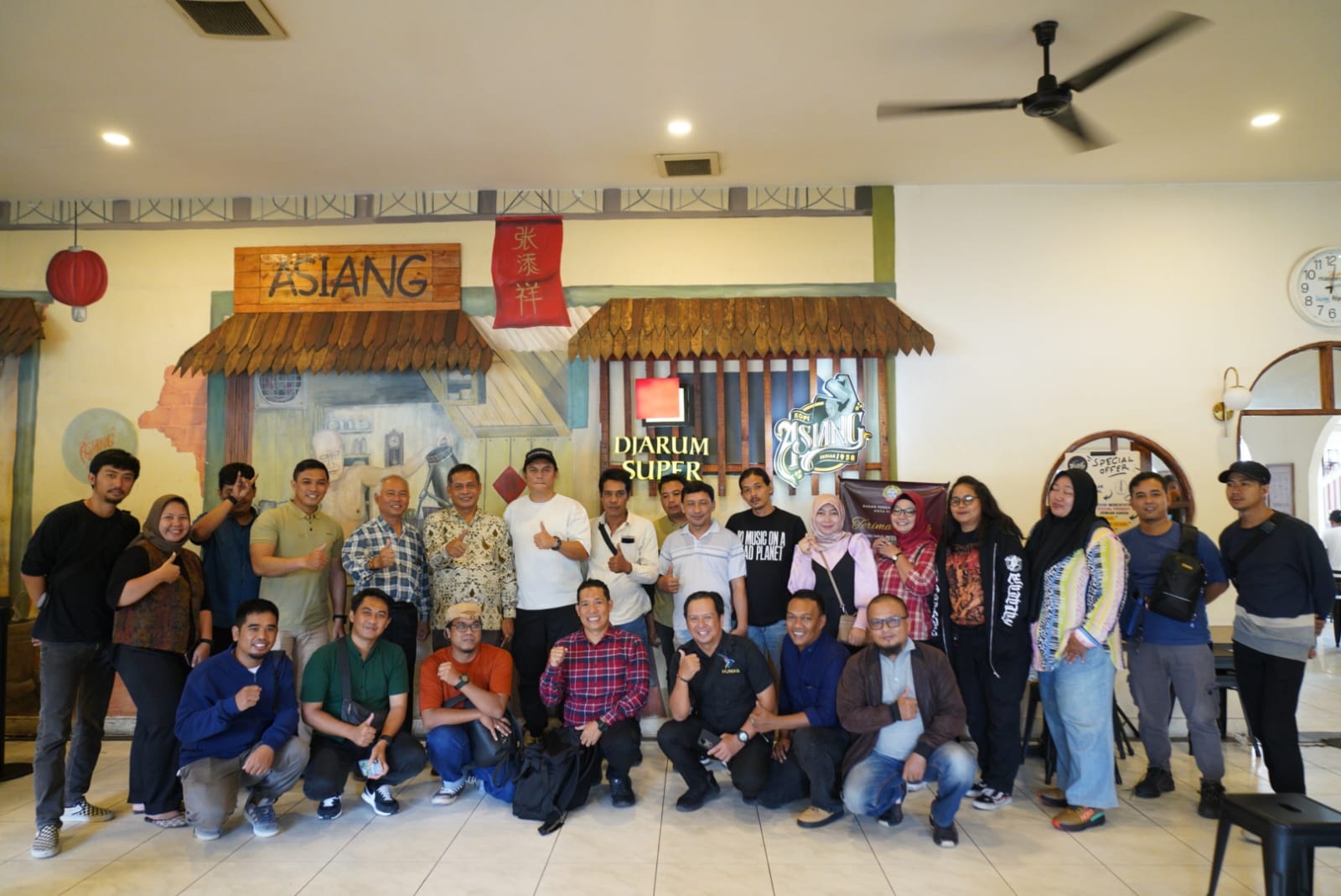 BERSAMA JURNALIS: Edi Suryanto berfoto bersama para jurnalis usai berpamitan menjelang berakhir masa tugasnya selaku Pj Wali Kota Pontianak.