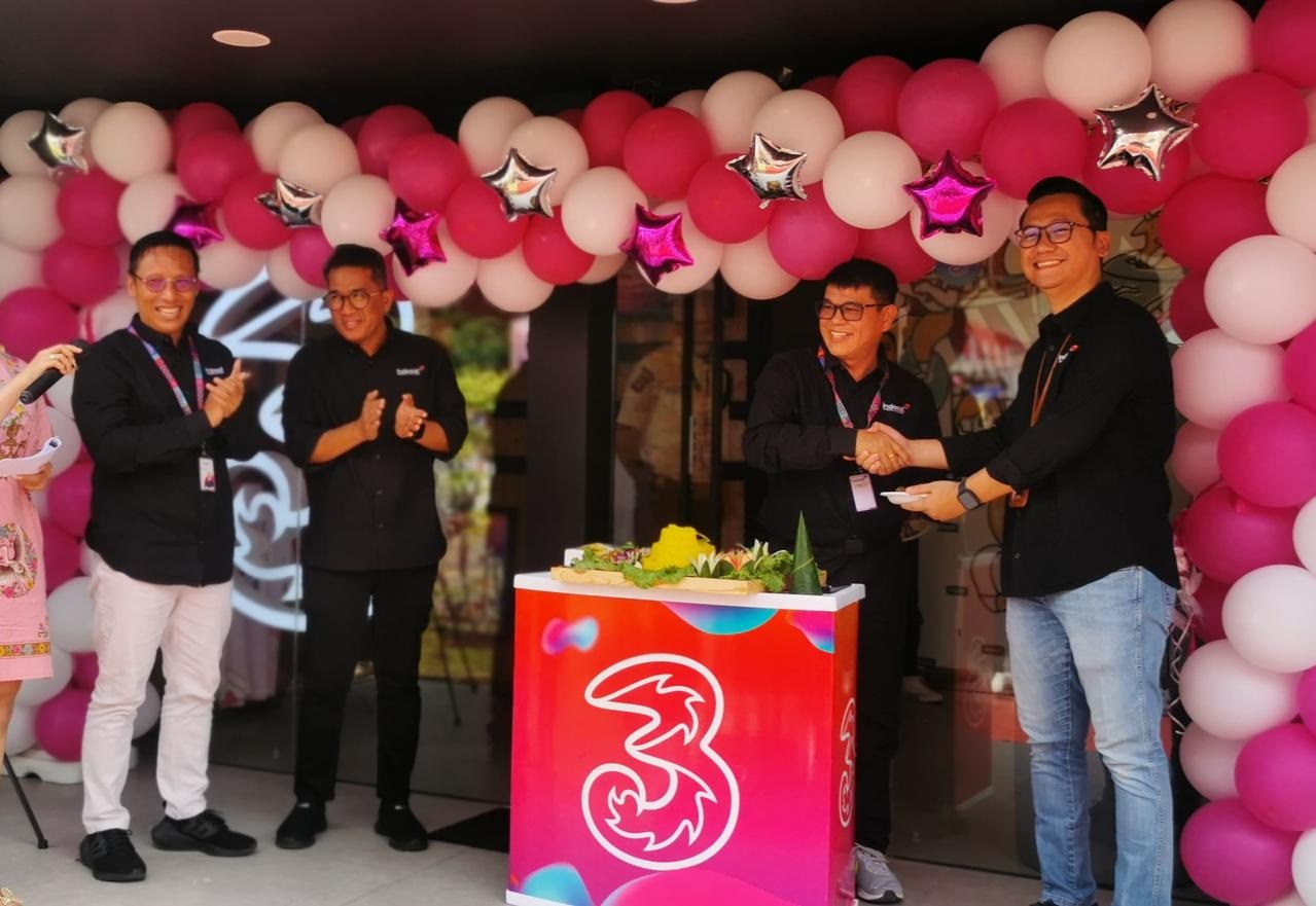 RESMIKAN: 3Store Pontianak diresmikan, Sabtu (15/2).