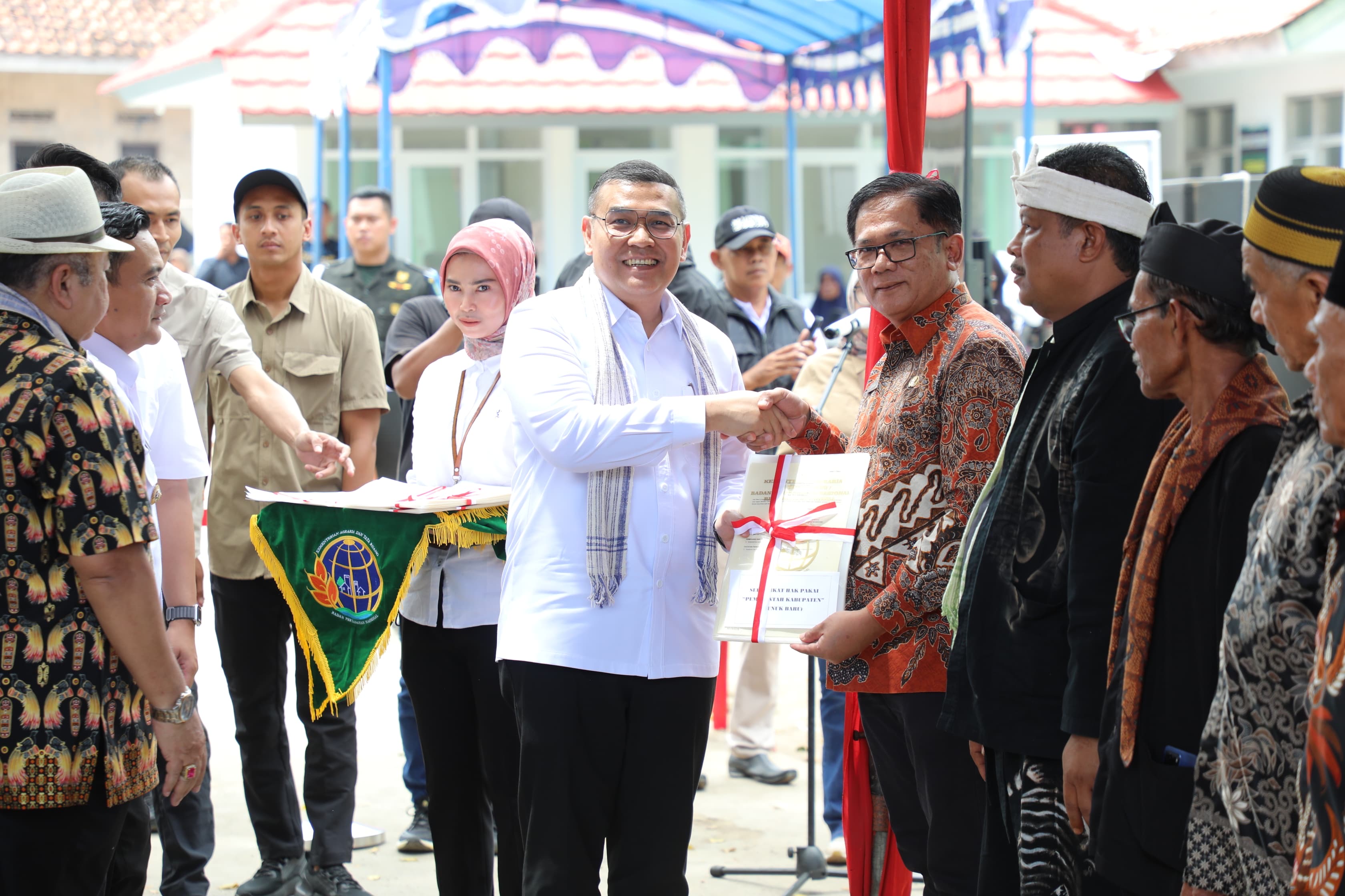 Wakil Menteri ATR/BPN, Ossy Dermawan menyerahkan 1.641 sertipikat hasil Redistribusi Tanah di Kabupaten Majalengka, Jawa Barat pada Kamis (13/02/2025).