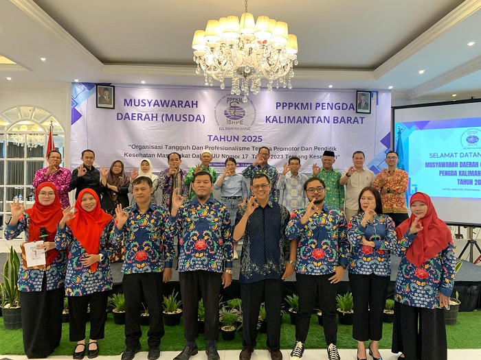 BERSAMA : Ketua dan jajaran pengurus PPPKMI Pengda Kalbar foto bersama usai pembukaan Musda, Sabtu (15/2).