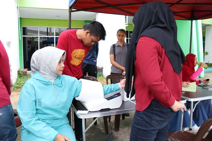 Cek Kesehatan: Ketua Umum IKA SMANSA Pontianak, Windy Prihastari Harisson saat memeriksa kesehatan di acara GASS.