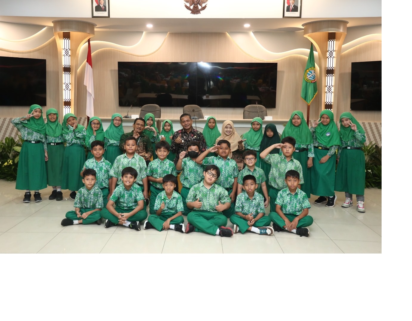 Antusias: Sejumlah siswa SD Al Azhar diterima langsung oleh Penjabat Wali Kota Edi Suryanto.
