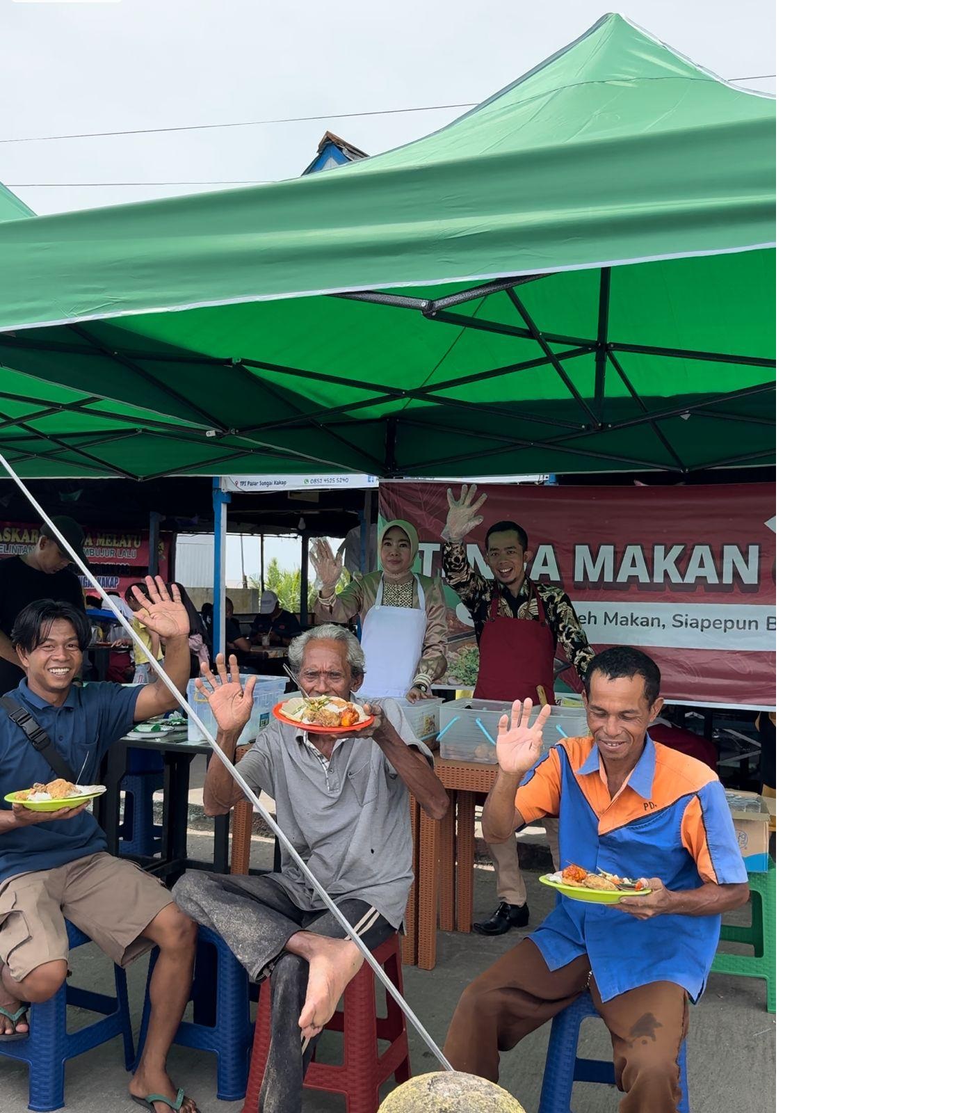 GRATIS: Rita foto bersama warga yang menikmati makanan di Tenda Makan Gratis yang dihadirkan di Pelabuhan Kakap, Kabupaten Kubu Raya, Jumat (14/2).