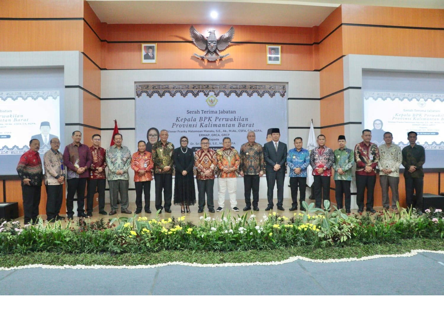 SERTIJAB: Penjabat Bupati Ismail foto berasama para kepala daerah lainnya menghadiri sertijab Kepala BPK Kalbar.