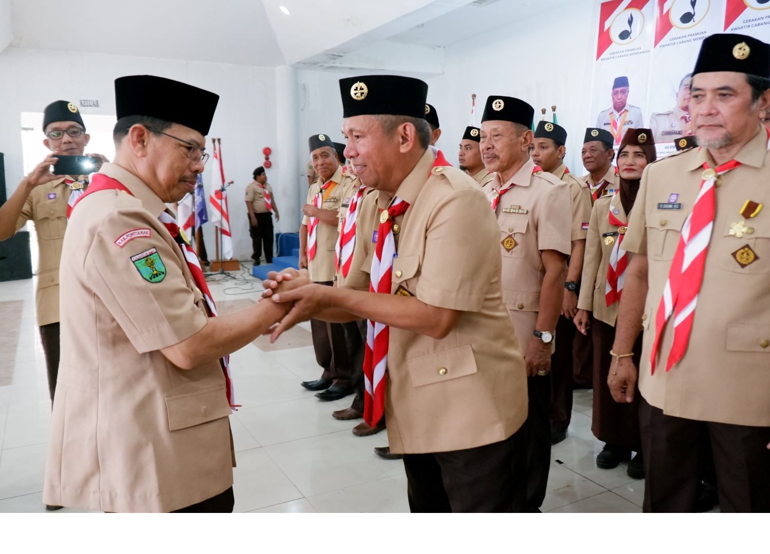 Penjabat Bupati Ismail saat menghadiri pelantikan Pengurus Kwarcab Pramuka Mempawah.