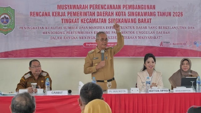 PAPARKAN: Pj Wali Kota Singkawang Sumastro memaparkan prioritas pembangunan dalam Musrenbang RKPD tingkat kecamatan.
