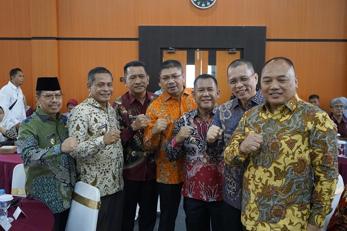 HADIR: Pj Bupati Landak Gutmen Nainggolan saat menghadiri acara serah terima jabatan kepala BPK Perwakilan Kalbar, Sabtu (15/2).&nbsp;