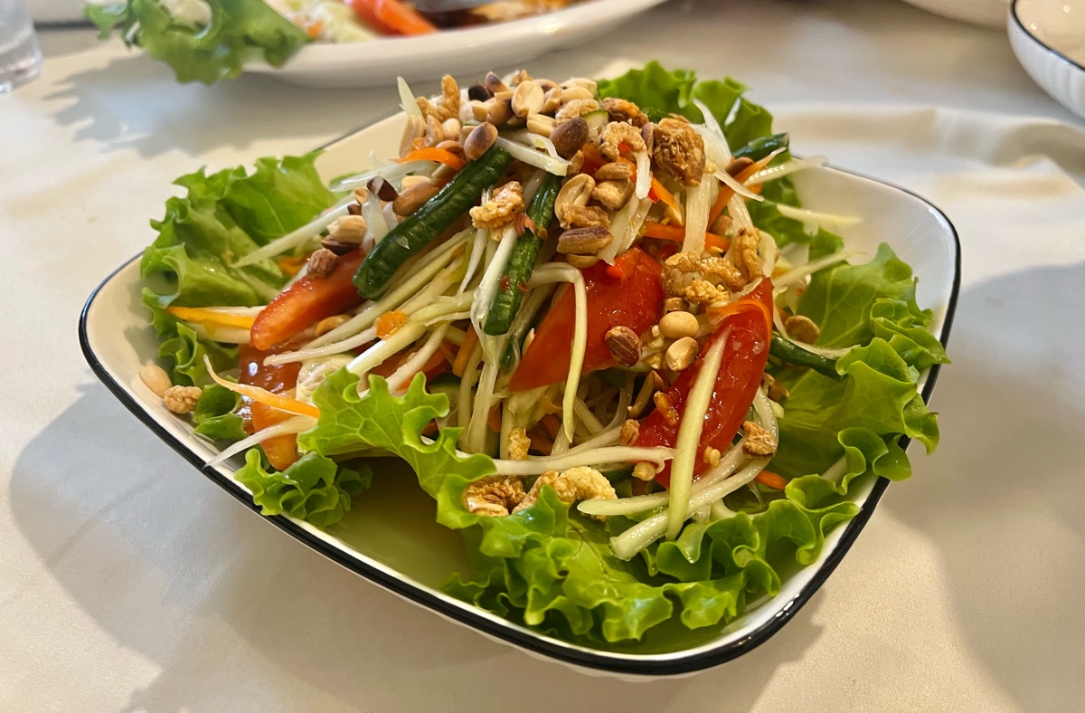 Som Tam salah satu menu khas Thailand yang disajikan Sra Bua Thai