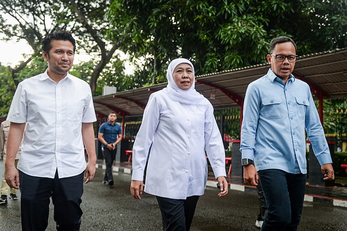 Wamendagri Bima Arya Sugiarto (kanan) menyambut kedatangan Gubernur dan Wakil Gubernur Jawa Timur terpilih Khofifah Indar Parawansa (tengah) dan Emil Elestianto Dardak (kiri) untuk menjalani tes kesehatan dan pengambilan tanda pangkat di Kantor Kemendagri