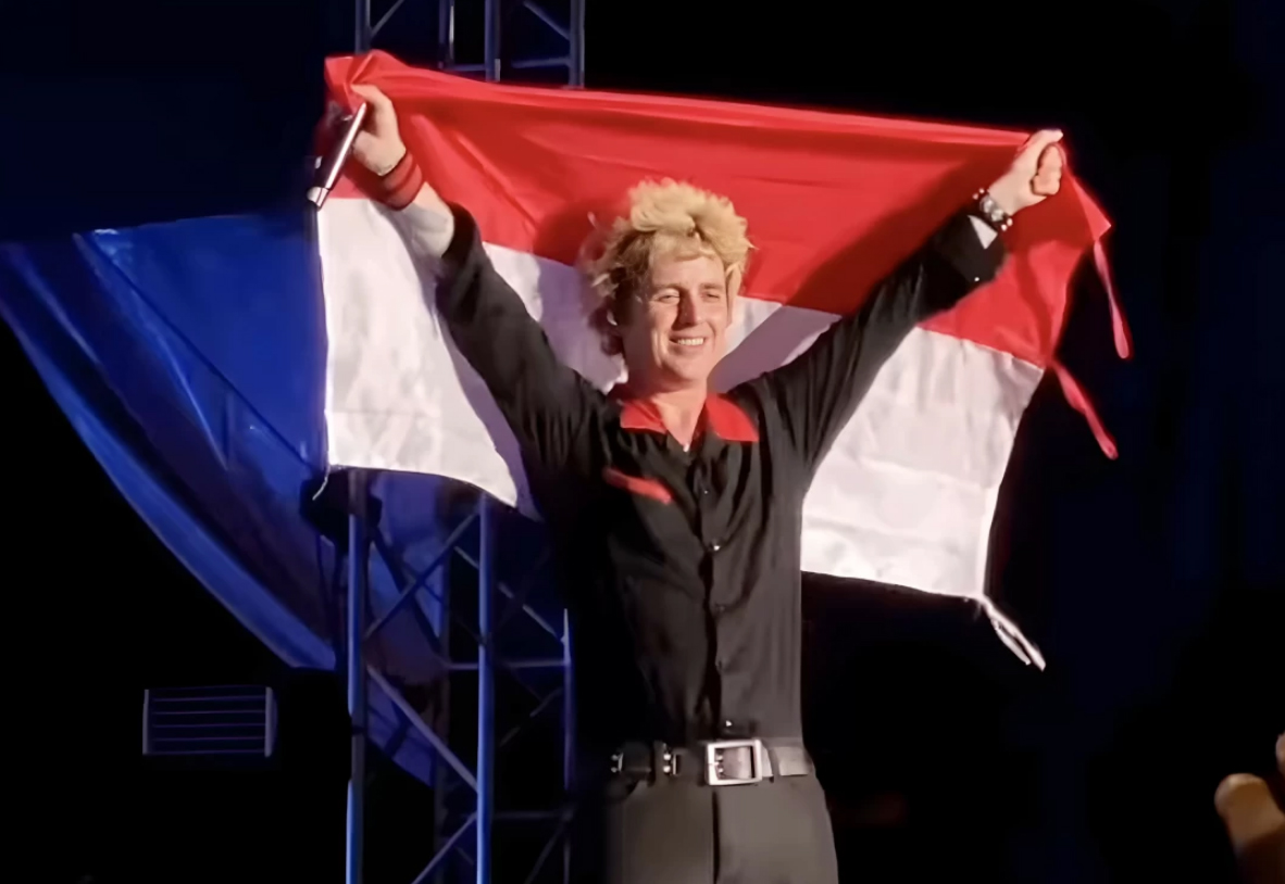KONSER: Vokalis Green Day Billie Joe Armstrong membentangkan bendera Indonesia saat konser di Carnaval Ancol, Jakarta, Sabtu (15/2) malam.