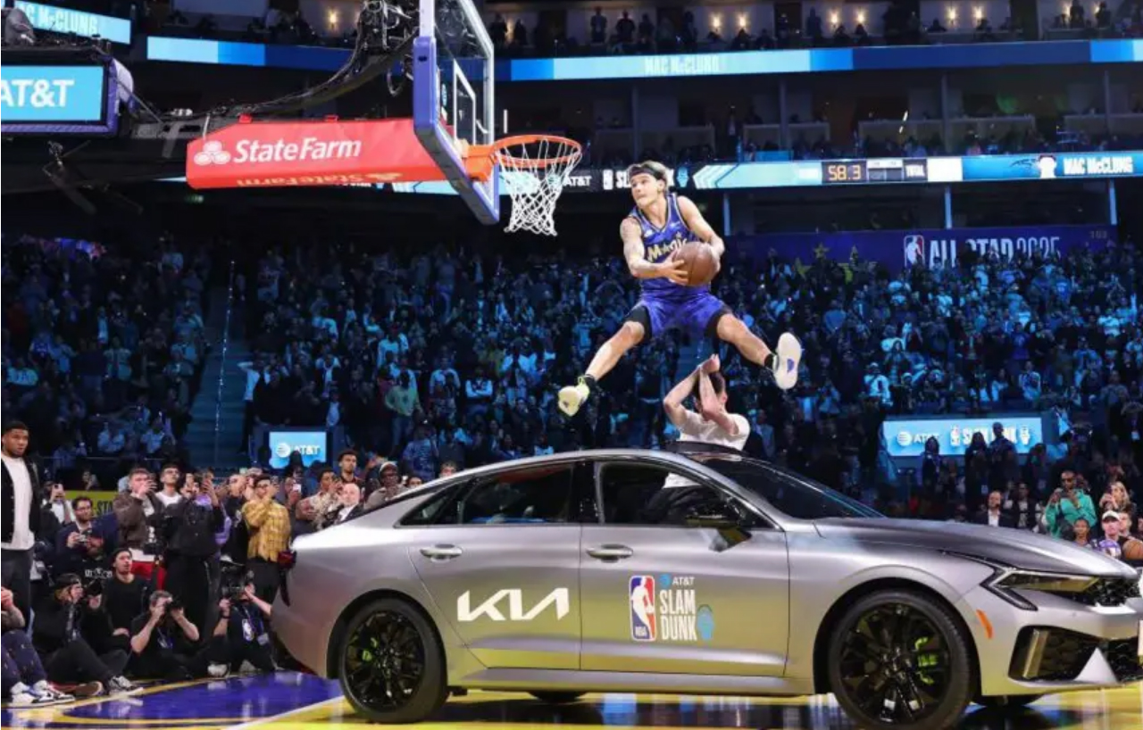 LOMPATI MOBIL: Mac McClung membuat slam dunk dengan melompati mobil.