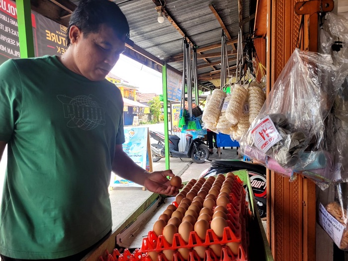 HARGA BAPOK: Seorang pedagang tengah menata jualannya di pasar tradisional Sungai Kakap, Sabtu (15/2). Sejauh ini belum ada kenaikan harga bahan kebutuhan pokok yang berarti.