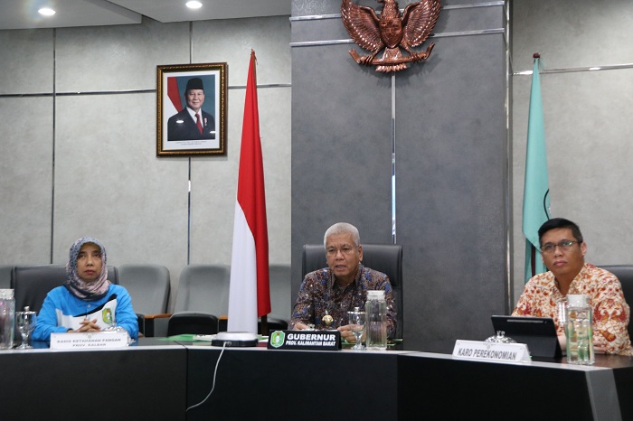 RAKOR: Penjabat Gubernur Kalimantan Barat Harisson mengikuti Rapat Koordinasi Pelaksanaan Program Kerja TPID di Ruang Data Analytic Room (DAR).