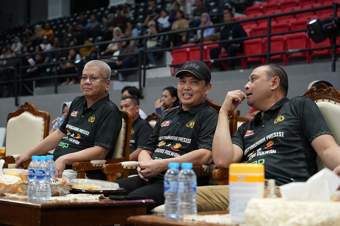 NONTON BARENG: Pj Gubernur Kalbar Harisson Gubernur Kalbar Terpilih Periode 2025-2030 Ria Norsan, serta Kapolda Kalbar Irjen Pol. Pipit Rismanto menyaksikan pertandingan  PLN Mobile Proliga.