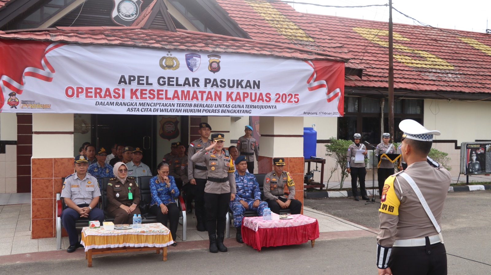 Polres Bengkayang saat menggelar Apel Gelar Pasukan dalam rangka Operasi Kepolisian Kewilayahan Keselamatan Kapuas 2025, Senin (17/2).