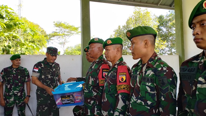 PENGHARGAAN: Danrem 121 ABW saat memberikan penghargaan kepada anggota Satgas Pamtas.