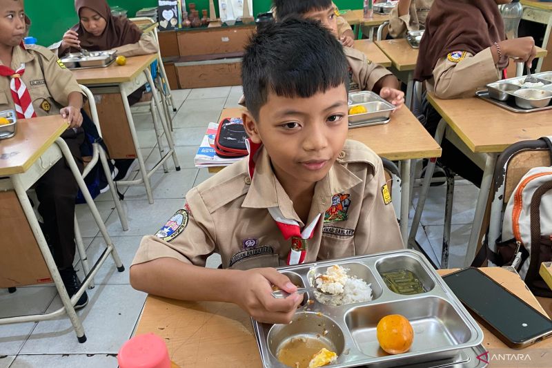 MBG: pemerintah terpaksa menggunakan dana penghematan sebesar Rp24 triliun untuk mendukung program Makan Bergizi Gratis (MBG).